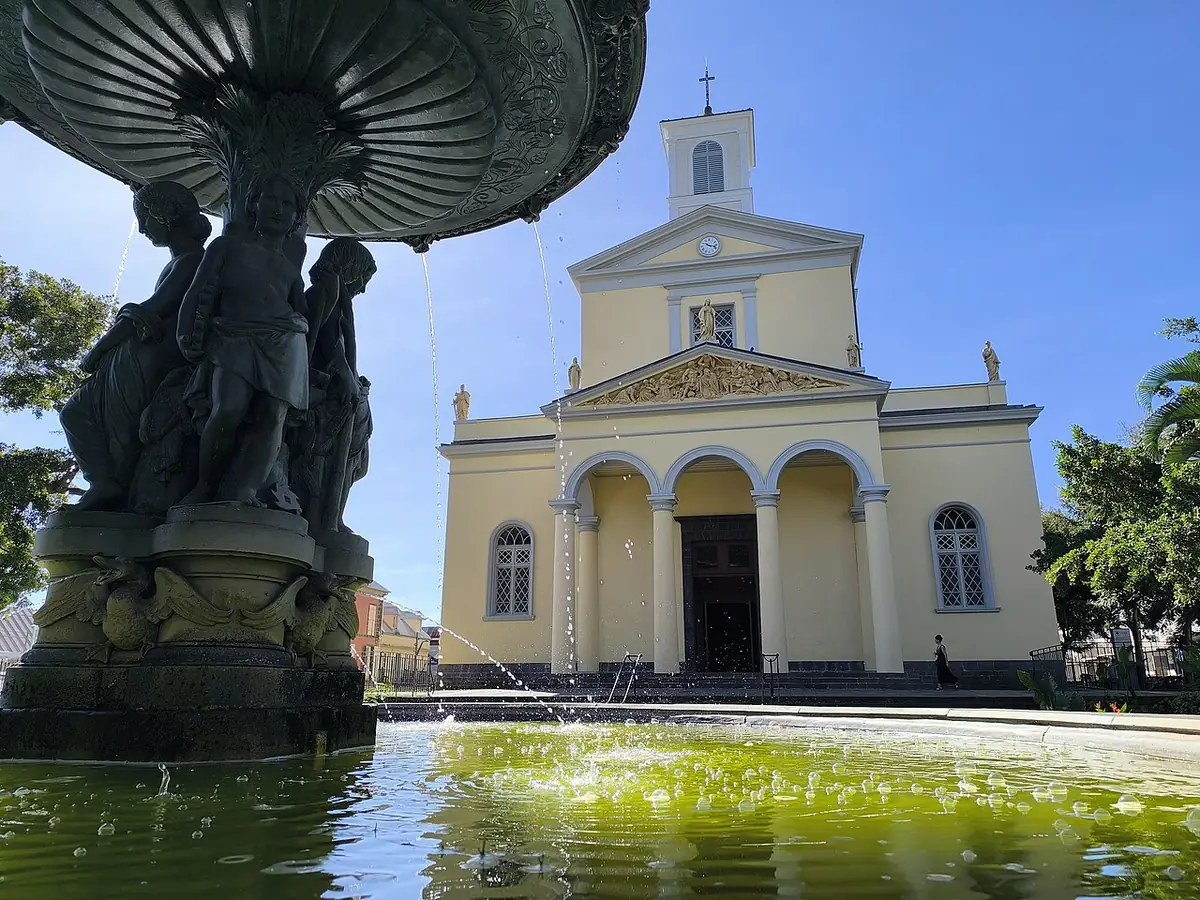 La cathédrale de Saint-Denis de La Réunion, façade jaune derrière une fontaine