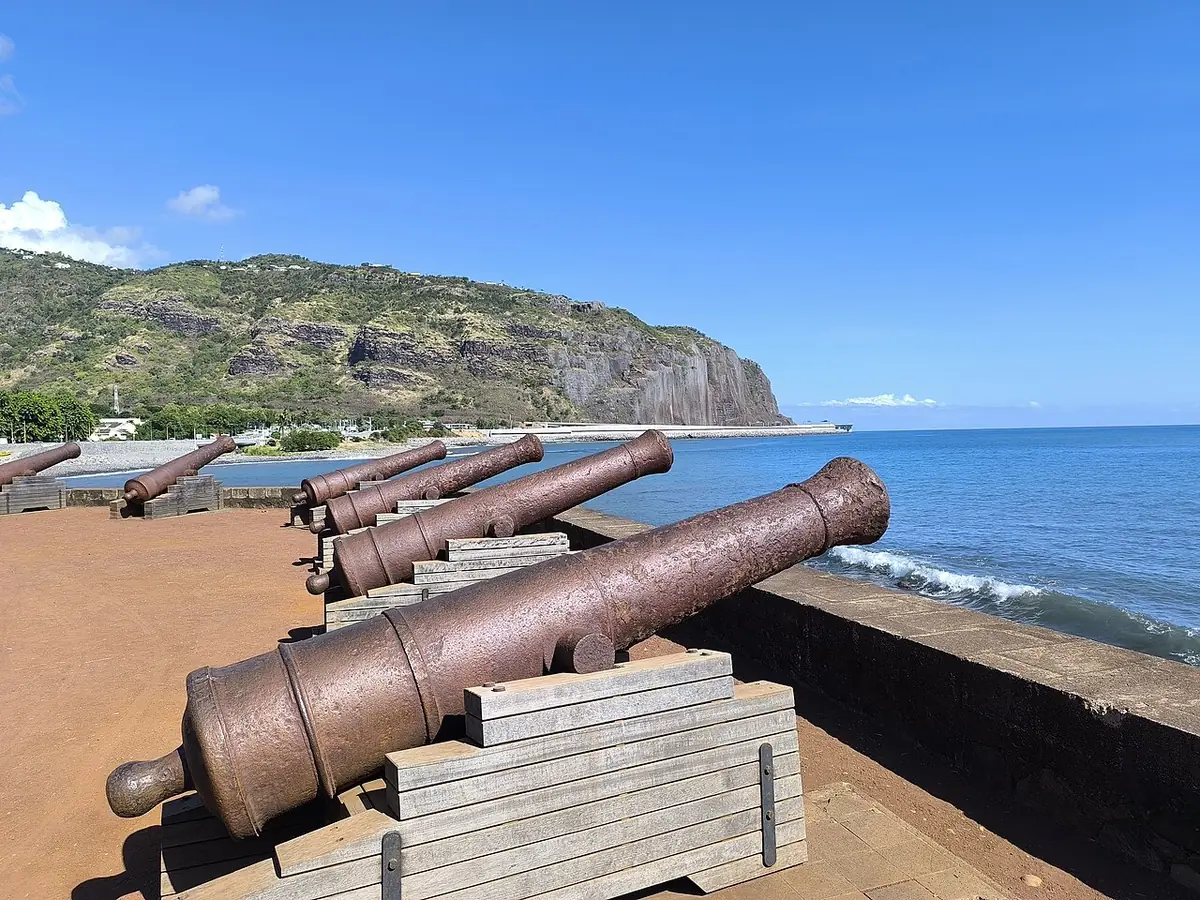 Les canons du Barachois face à l’océan, falaise verdoyante au loin