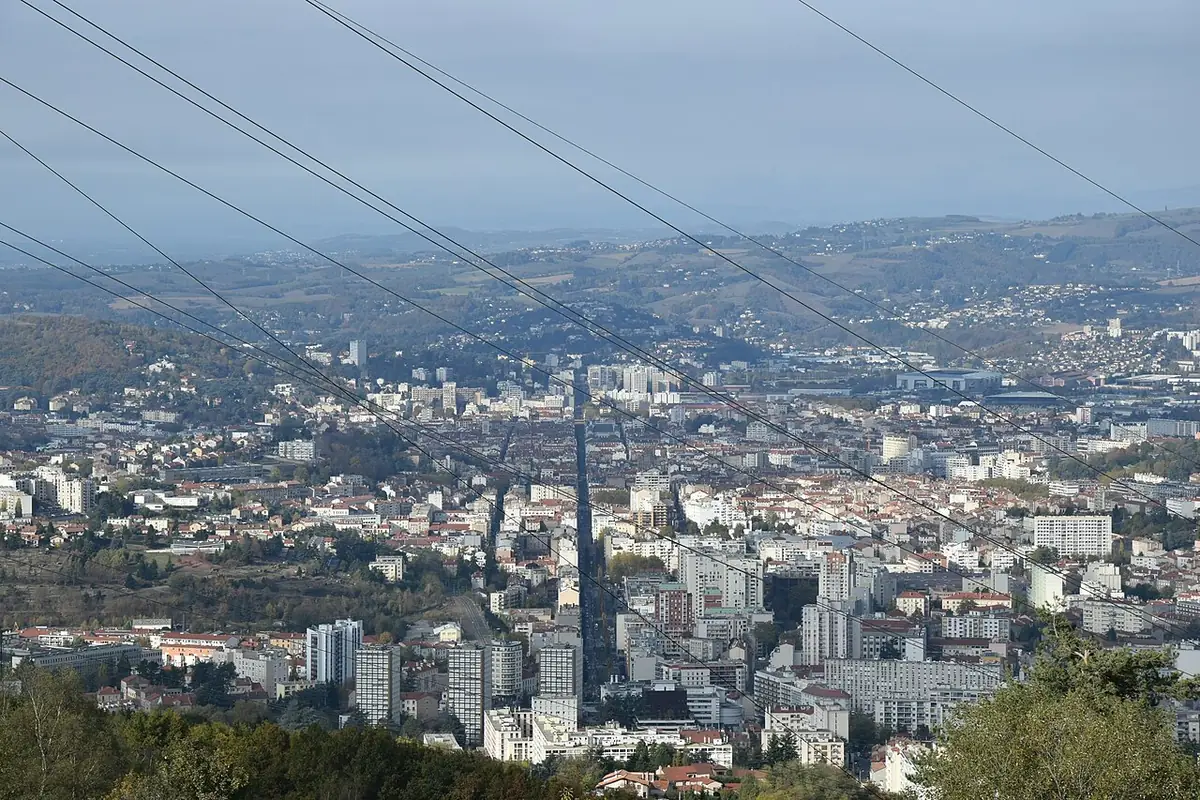 Saint-Étienne vue depuis le Guizay, avec la Grand-Rue et les collines en arrière-plan
