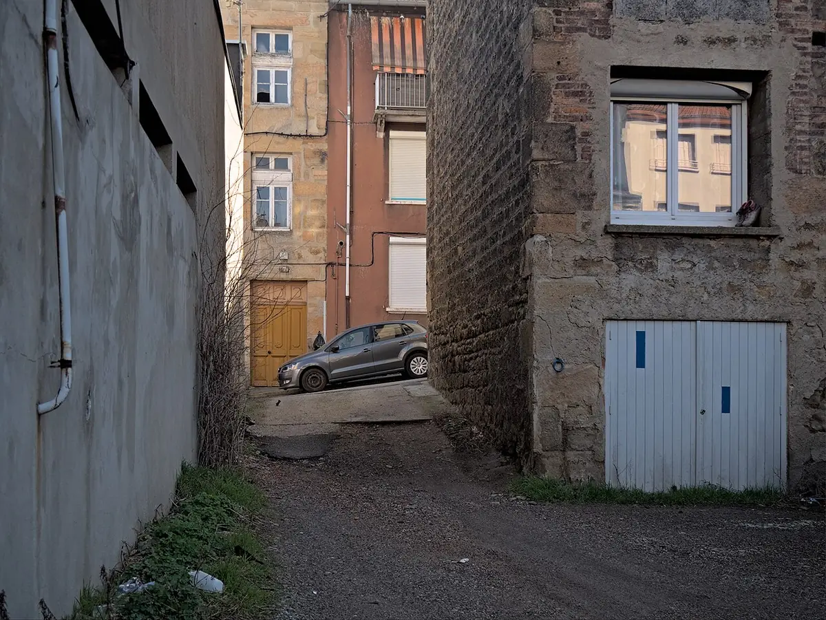 Une ruelle étroite entre les immeubles anciens du quartier Montferré à Saint-Étienne