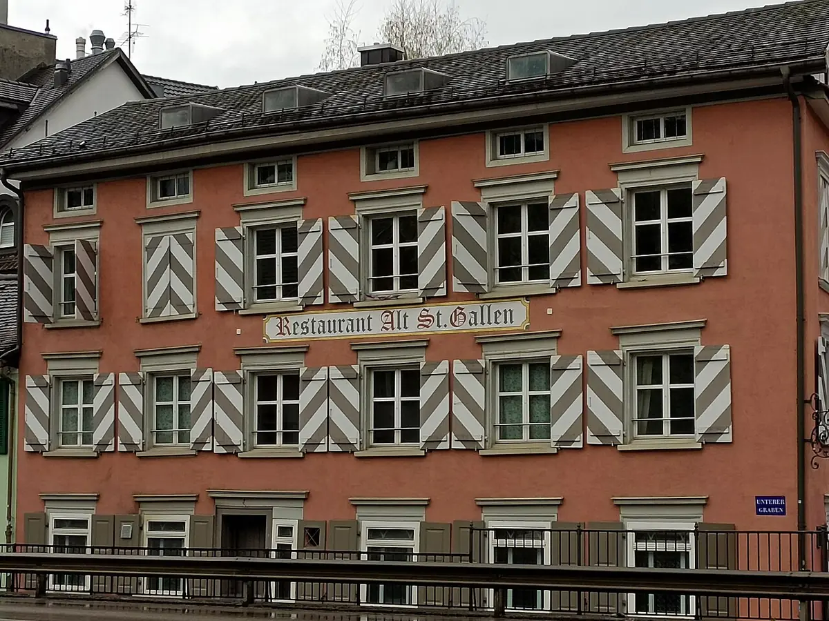 La façade colorée du Restaurant Alt St. Gallen, dans le centre de Saint-Gall