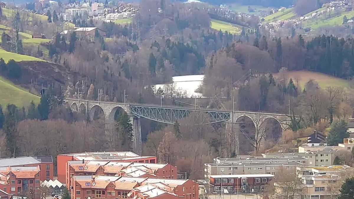 Le viaduc de la Sitter surplombant la vallée près du Gübsensee, à Saint-Gall
