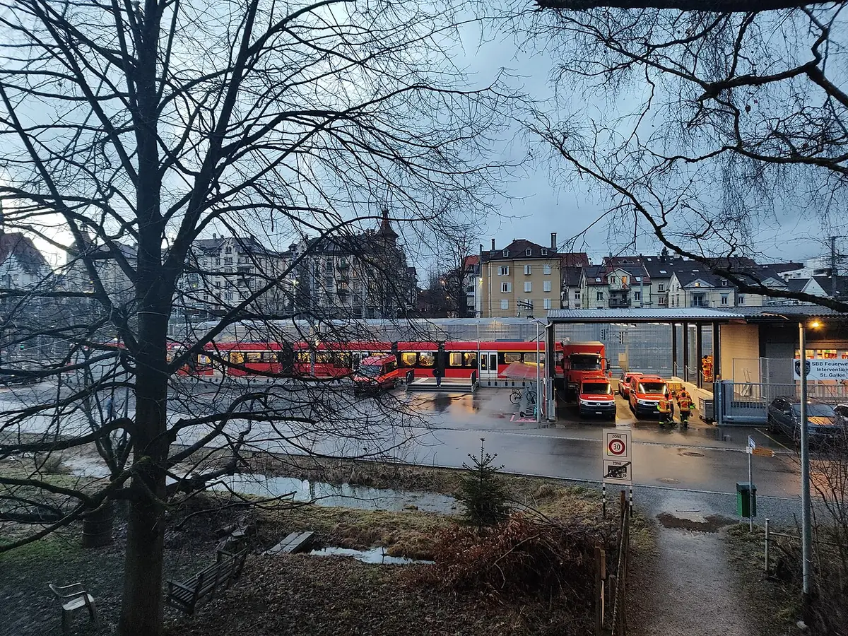 Des tramways rouges stationnés dans le secteur de la gare de marchandises à Saint-Gall