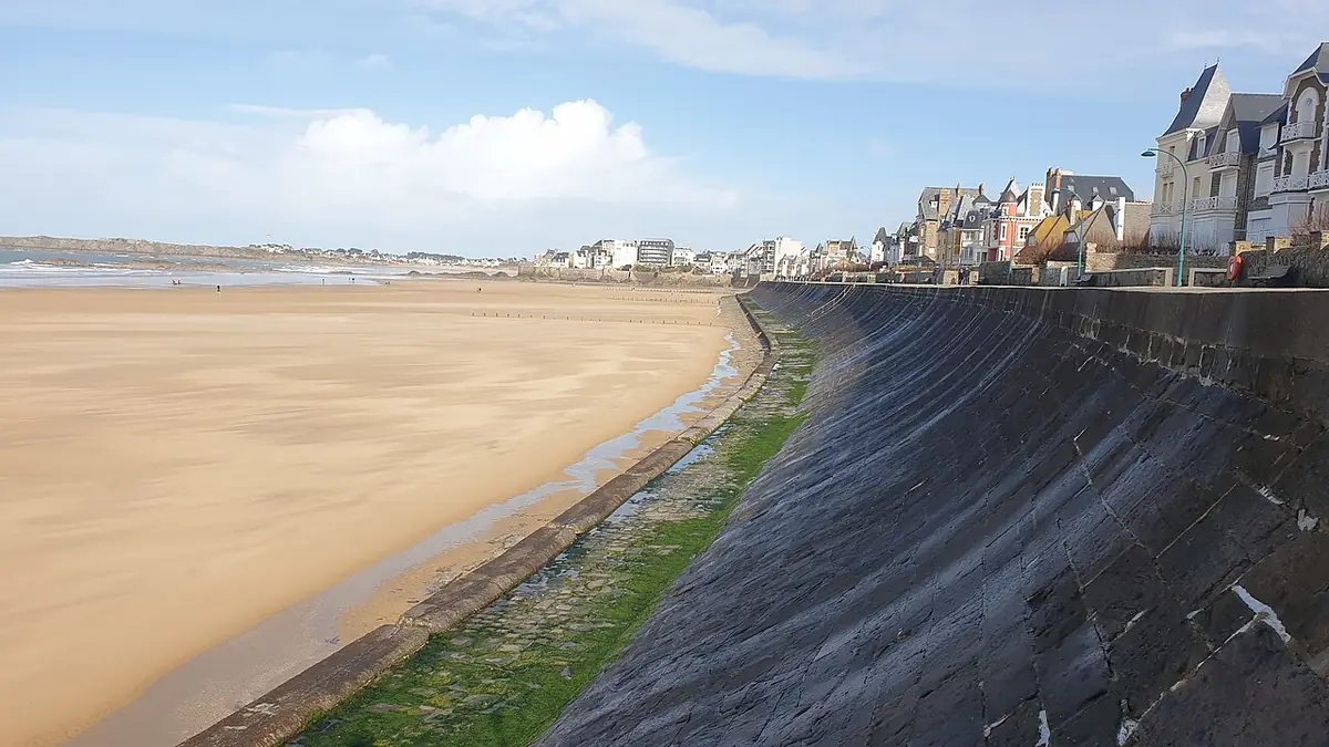 La digue de Paramé à Saint-Malo, grande plage de sable et maisons en front de mer