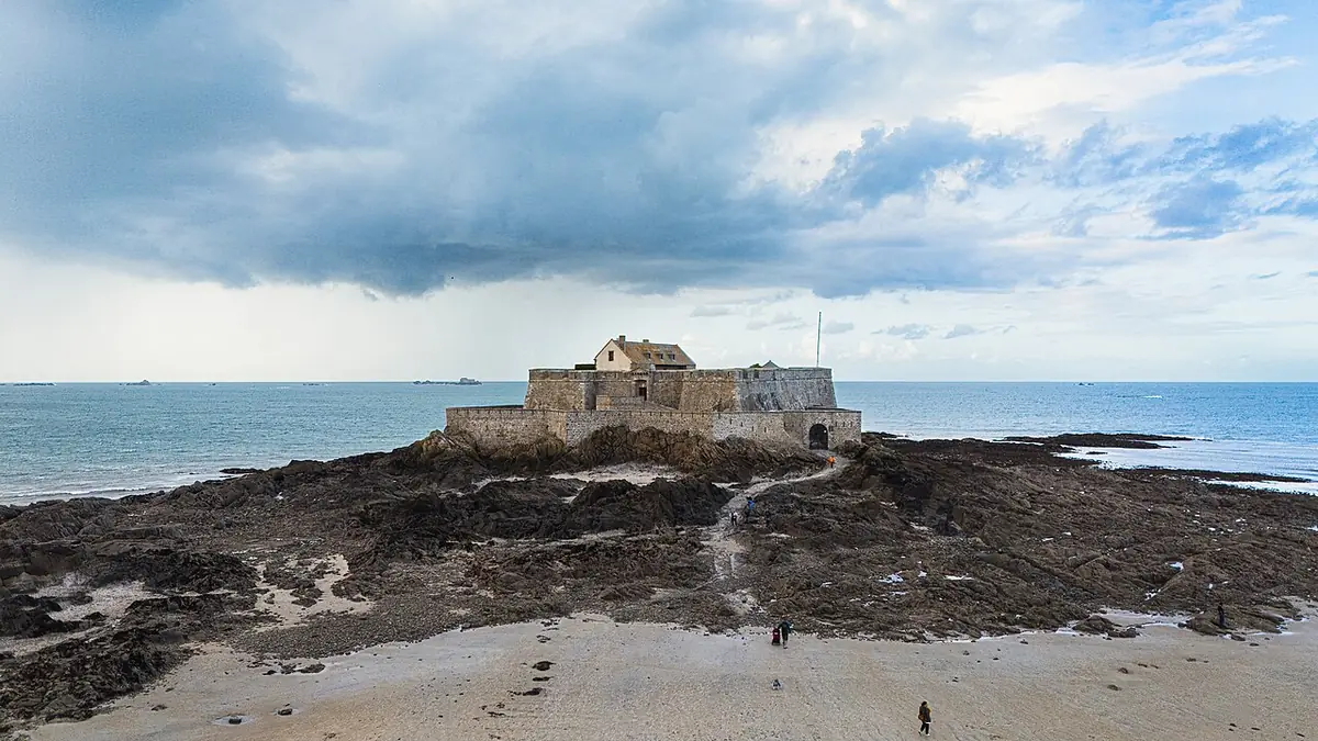 Le fort National de Saint-Malo sur son rocher, face à la mer à marée basse