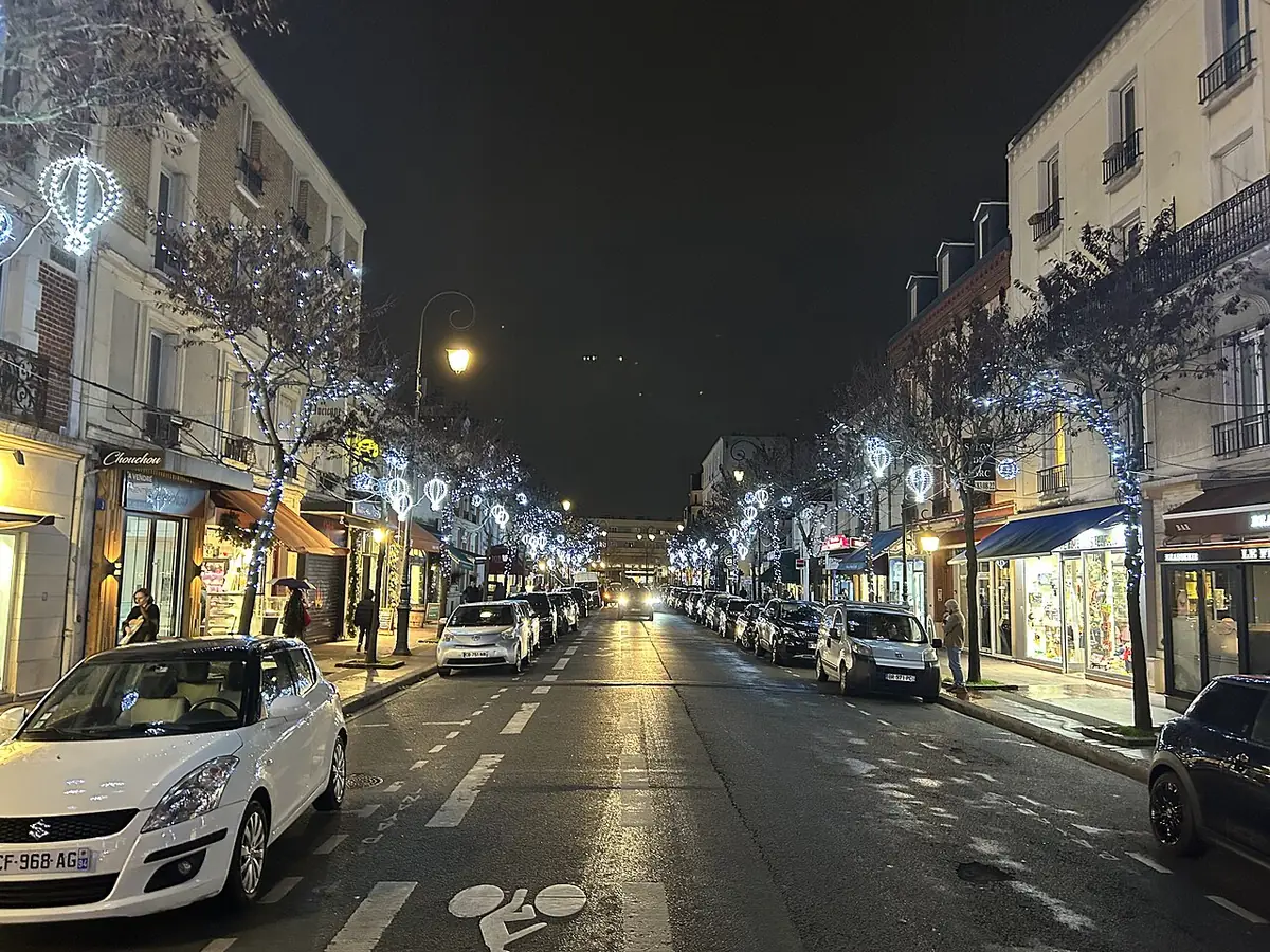 L’avenue Charles-de-Gaulle de nuit, commerces éclairés et illuminations de fin d’année
