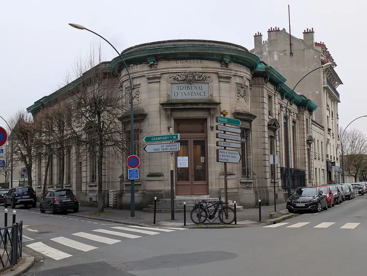 Le palais de justice de Saint-Maur-des-Fossés, bâtiment en pierre à l’angle d’une rue