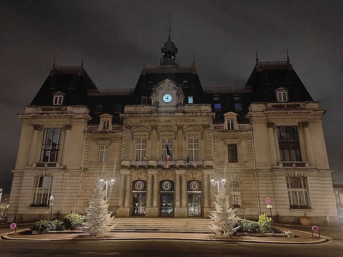 L’hôtel de ville de Saint-Maur-des-Fossés éclairé de nuit, sapins décorés devant