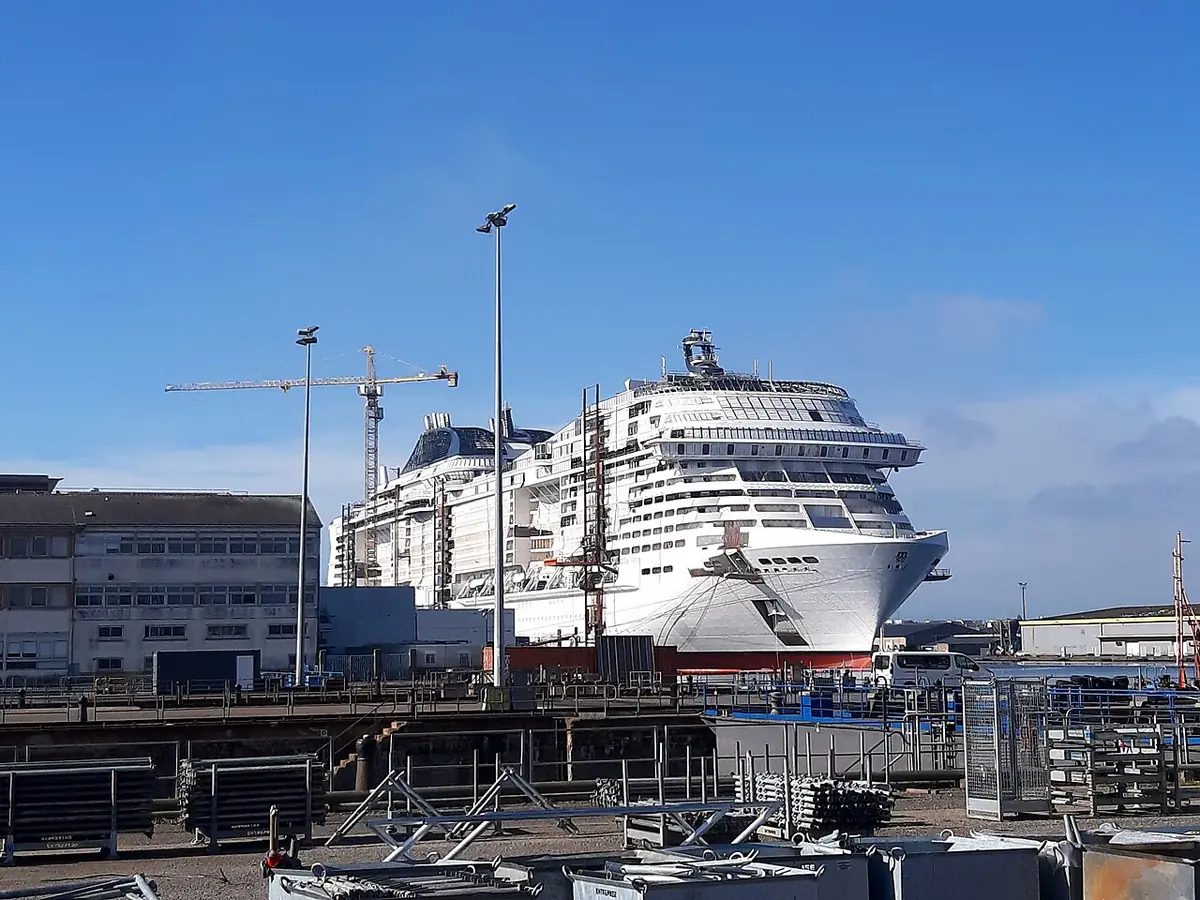 Un paquebot à quai aux Chantiers de l’Atlantique à Saint-Nazaire, grues autour