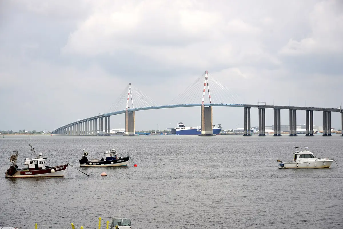 Le pont de Saint-Nazaire au-dessus de l’estuaire de la Loire, bateaux au mouillage