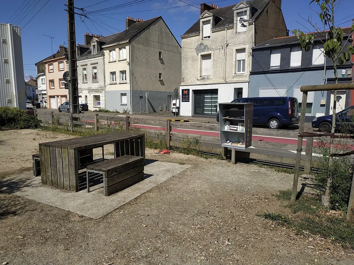 Maisons de ville et petit immeuble rue des Chantiers à Saint-Nazaire, table de pique-nique devant