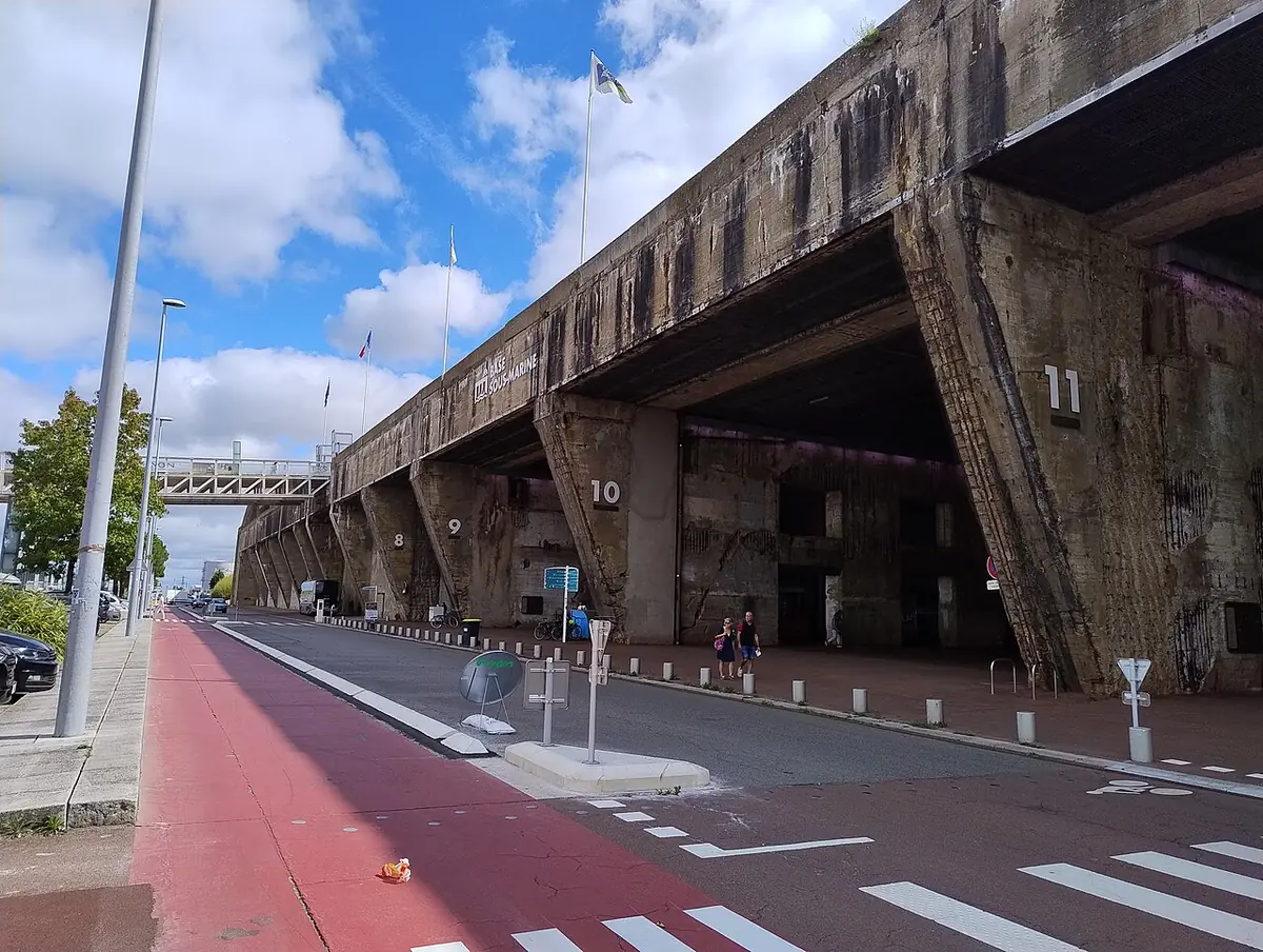 La base sous-marine de Saint-Nazaire, immense bloc de béton longé par une piste cyclable