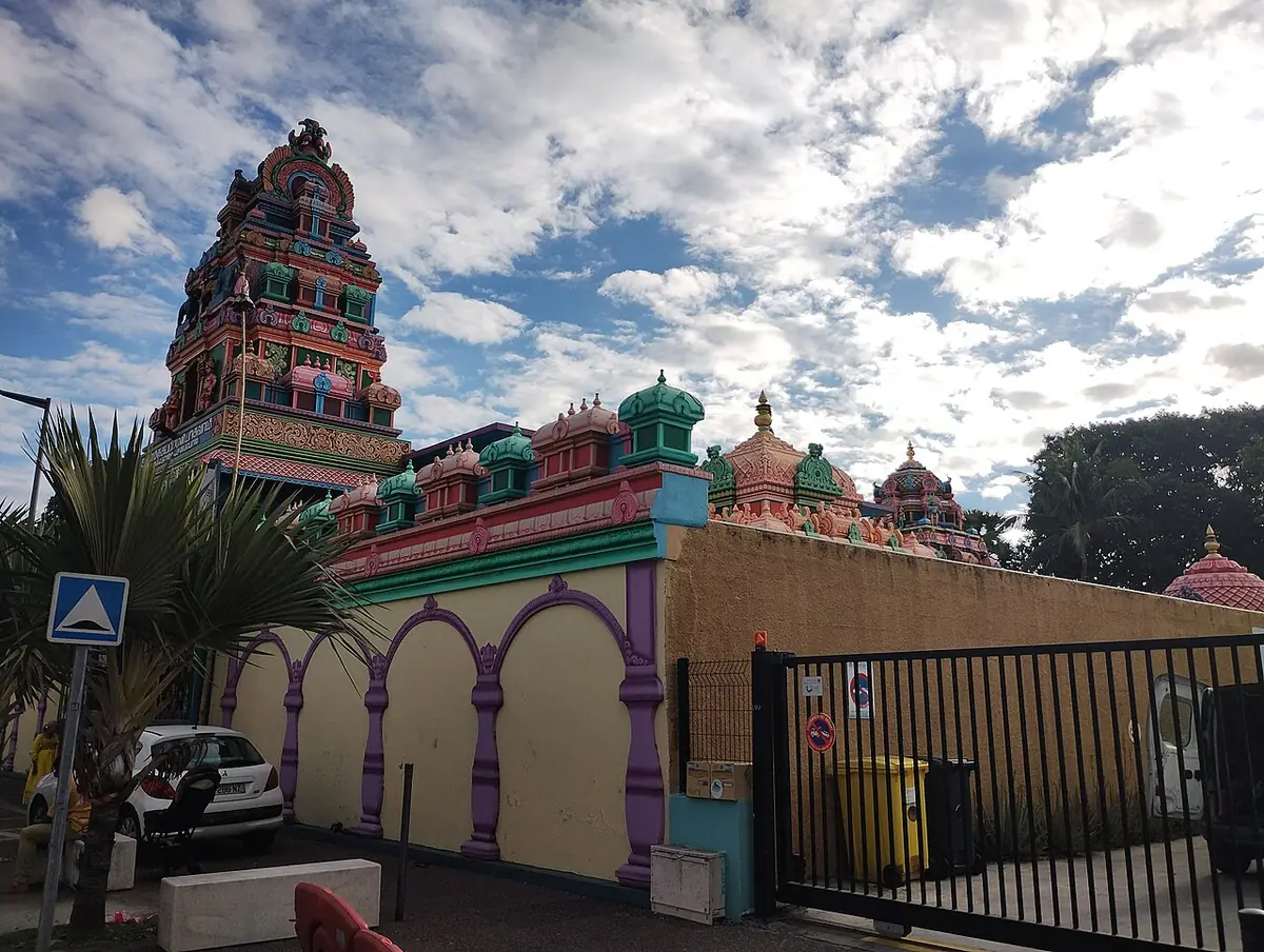 Tour colorée du temple tamoul de Saint-Paul et son enceinte au bord de la rue