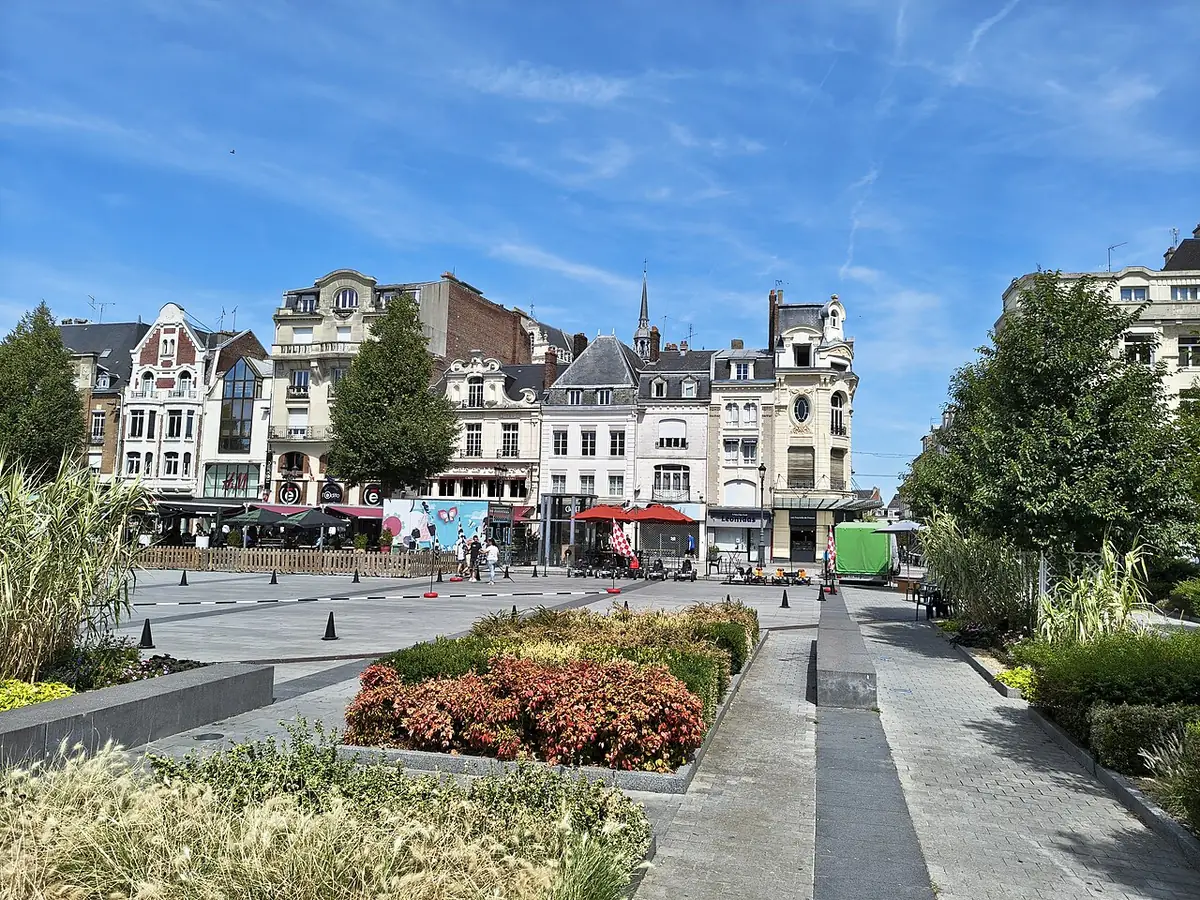 Esplanade piétonne fleurie de Saint-Quentin bordée de façades anciennes et de terrasses
