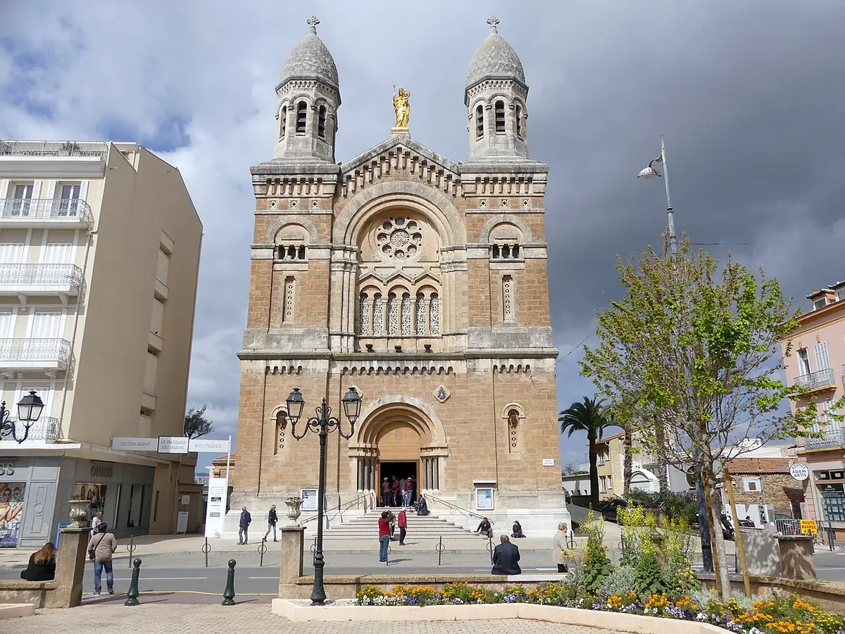 La basilique Notre-Dame-de-la-Victoire de Saint-Raphaël et quelques passants sur le parvis