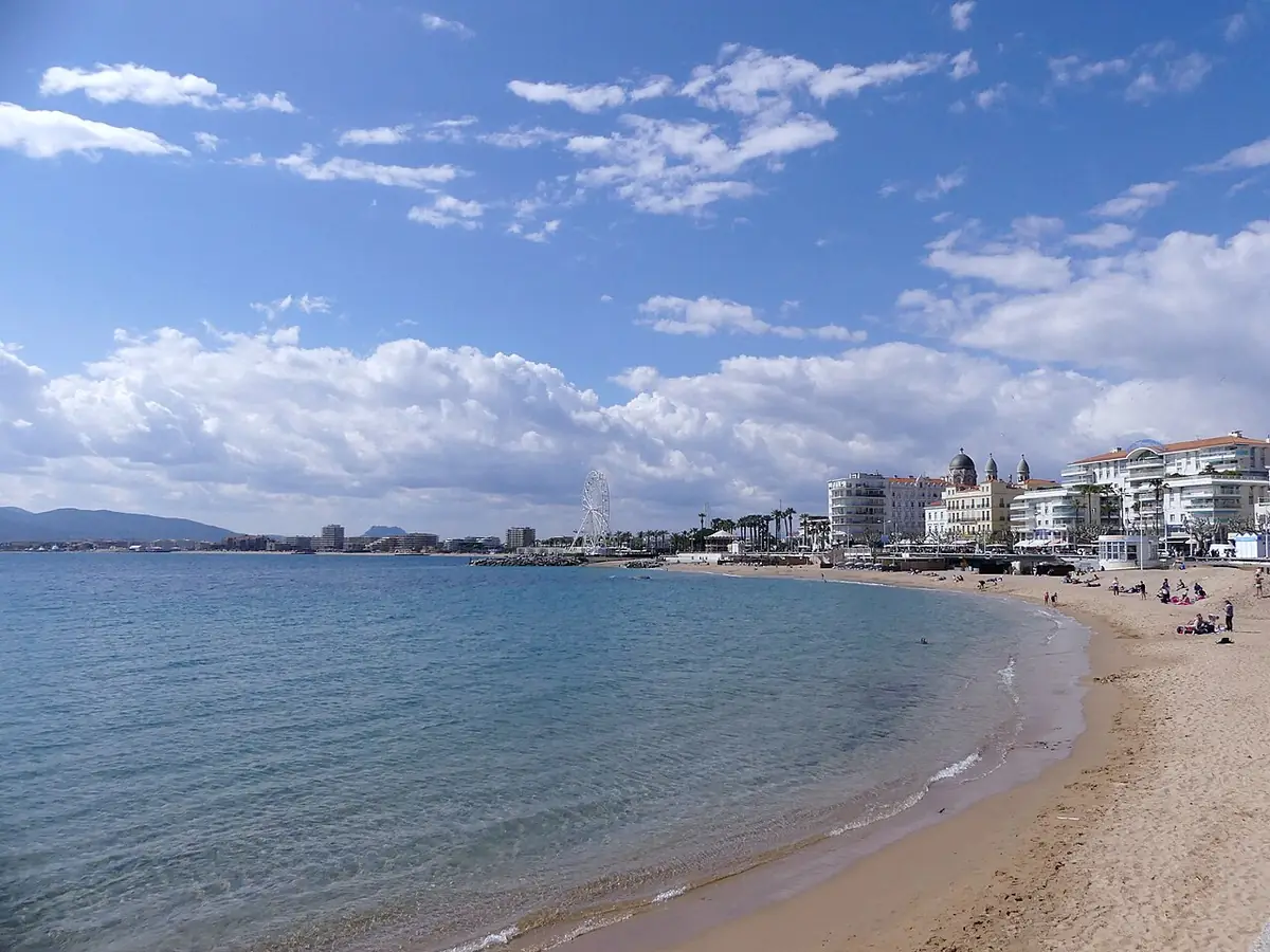 Plage du Veillat et baie de Saint-Raphaël bordées d’immeubles en front de mer
