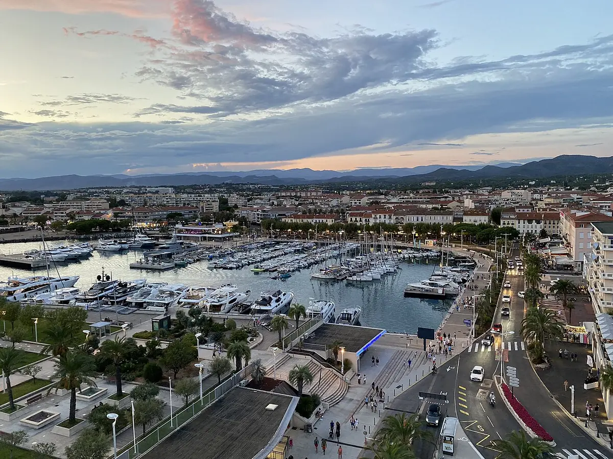 Vue en hauteur sur le vieux port de Saint-Raphaël, ses bateaux et la ville jusqu’aux collines