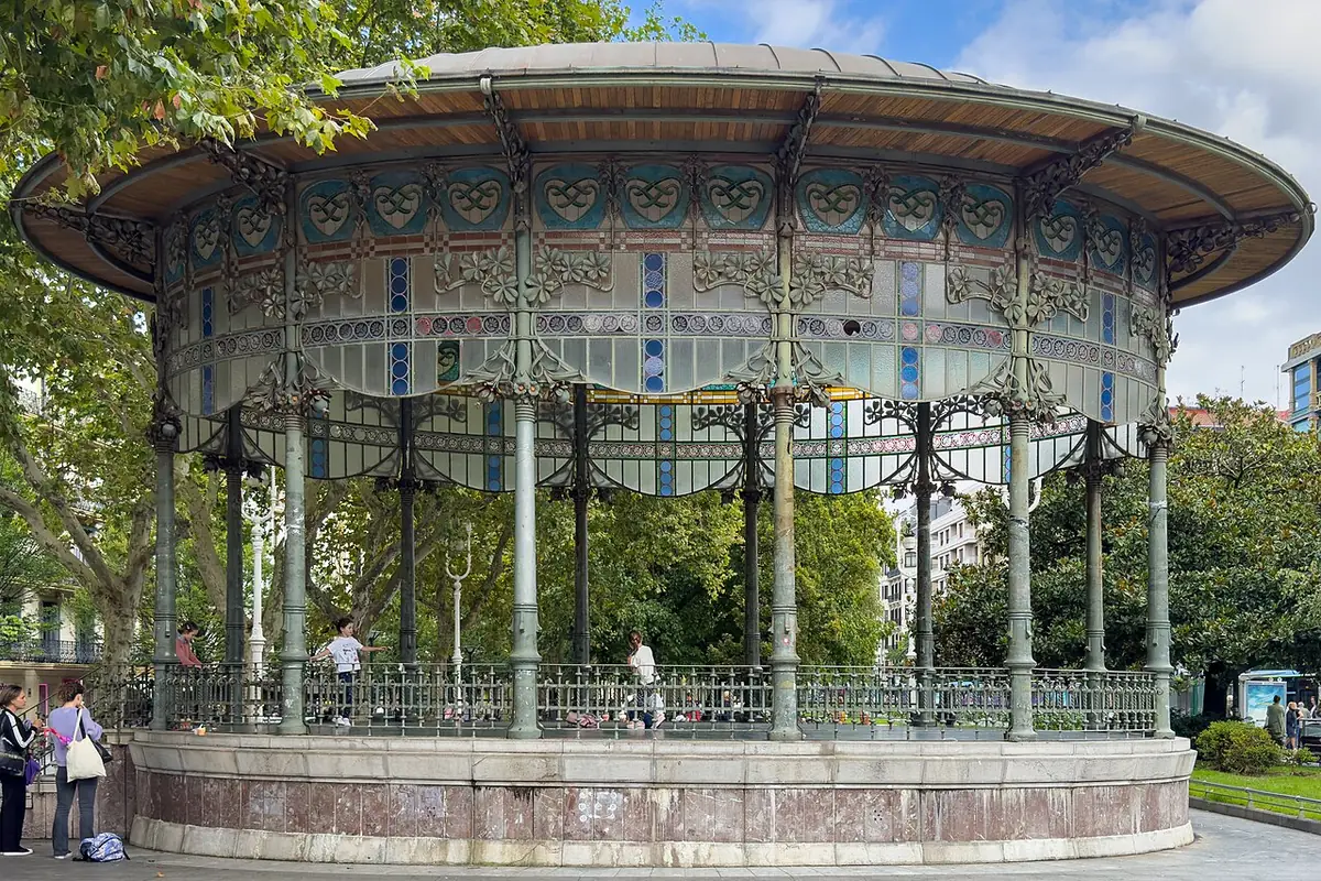 Kiosque à musique en fer forgé et vitraux sur le Boulevard de Saint-Sébastien