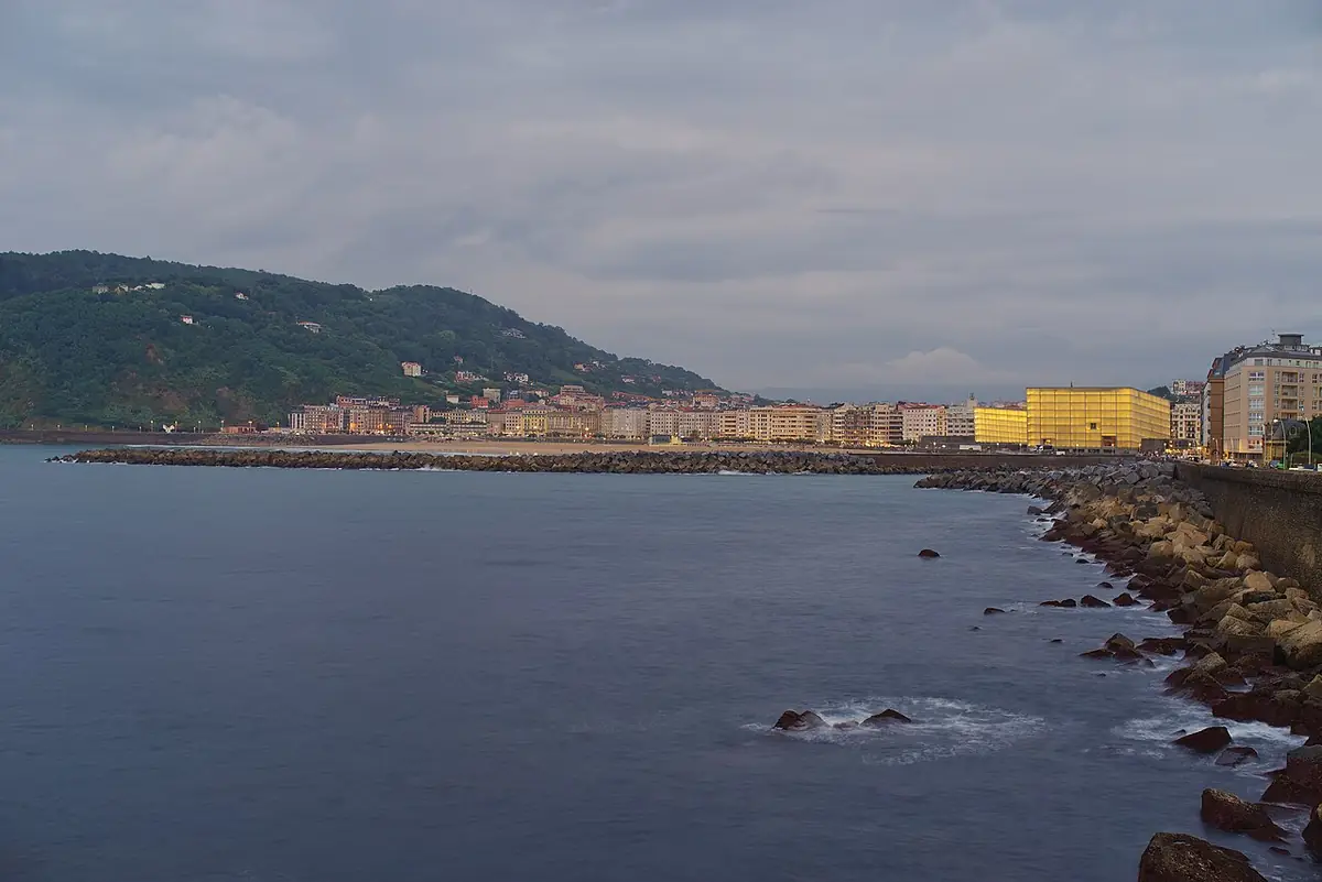 Front de mer de la Zurriola à Saint-Sébastien, digue rocheuse et immeubles face à la mer