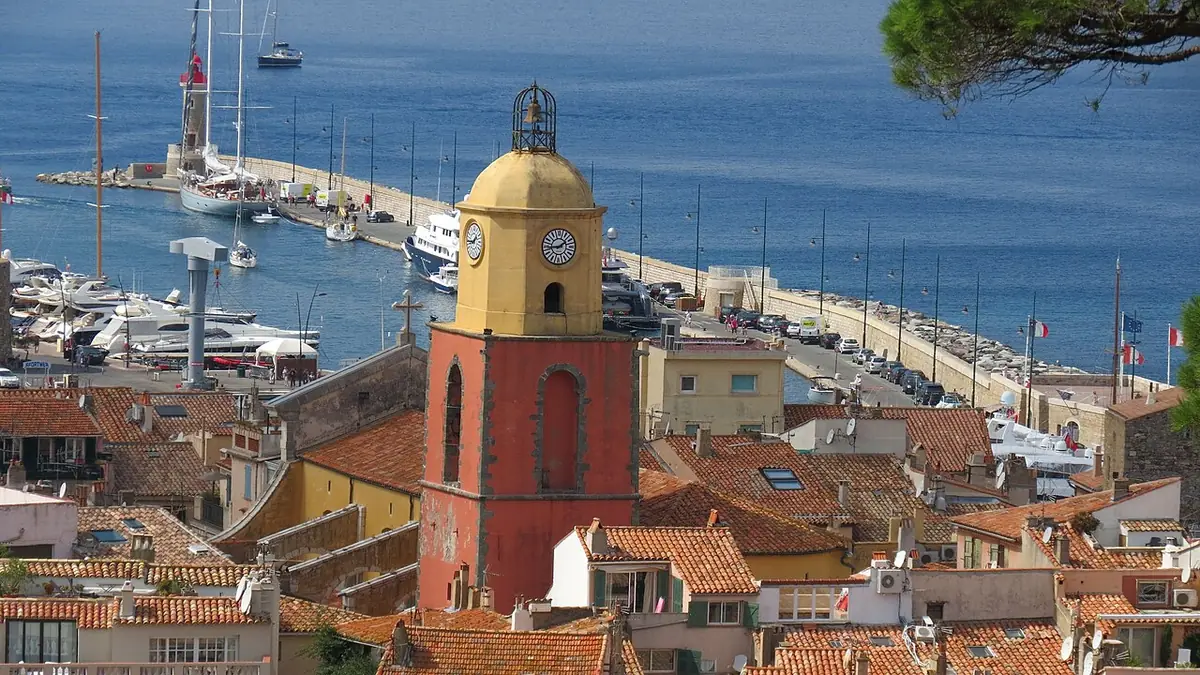 Clocher jaune et rouge de l’église Notre-Dame-de-l’Assomption au-dessus des toits et du port