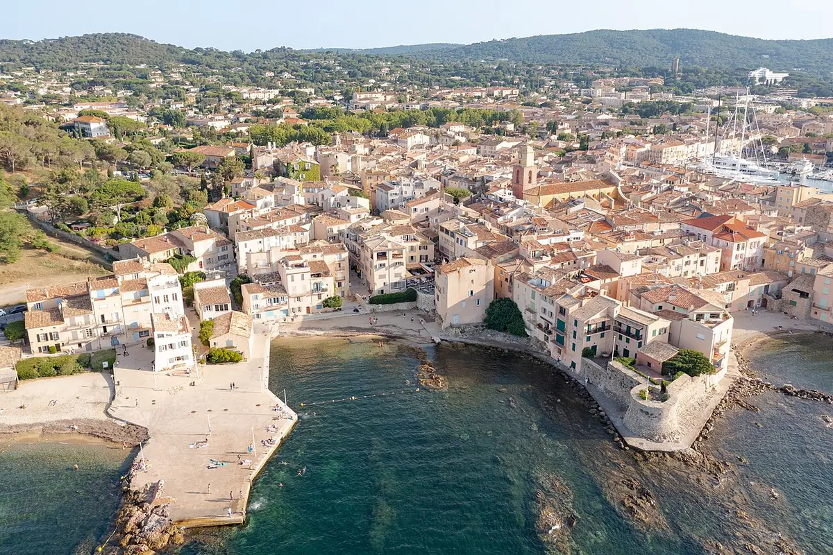 Vue aérienne de la plage de la Ponche et des maisons serrées du quartier en bord de mer