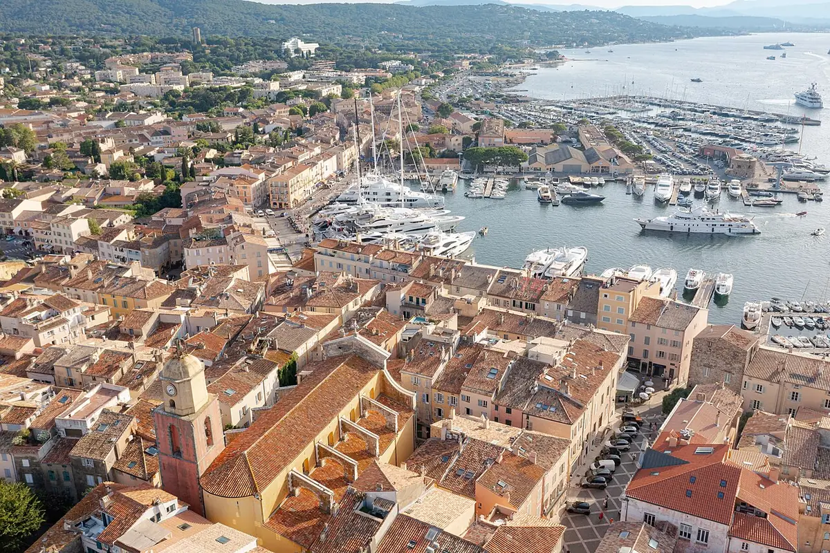 Vue aérienne des toits de Saint-Tropez, du clocher de l’église et du port de plaisance