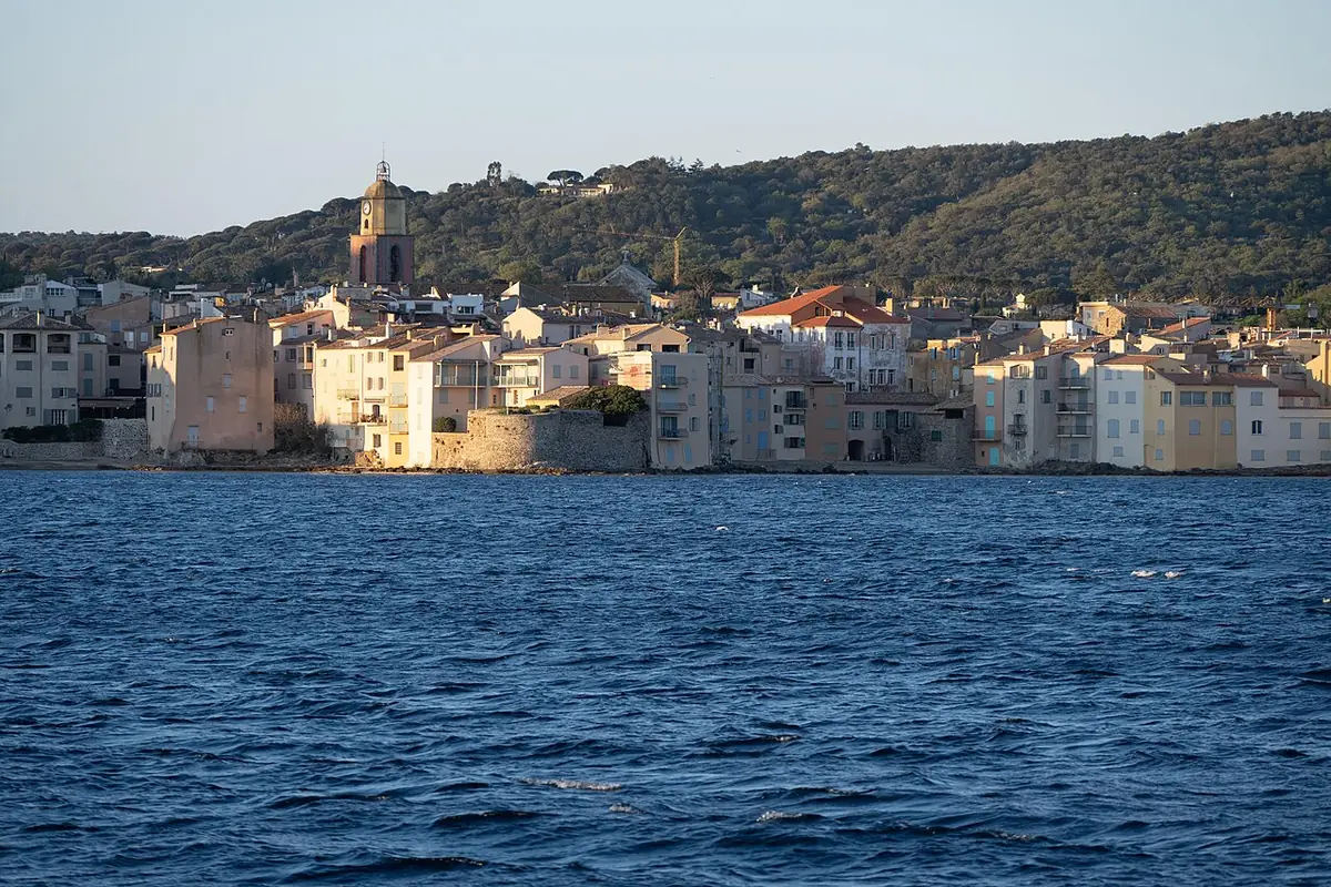Les maisons du centre de Saint-Tropez alignées au bord de l’eau, vues depuis la mer