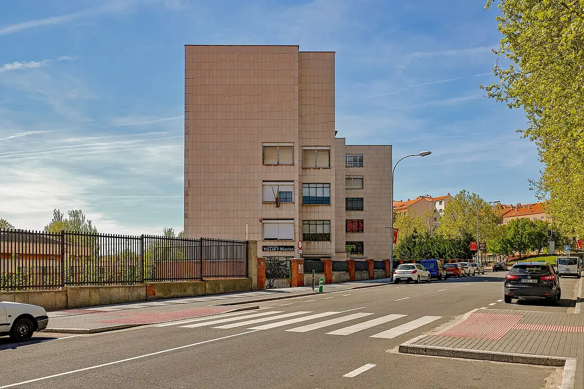 Rue du quartier San Bernardo avec passage piéton et immeuble en brique