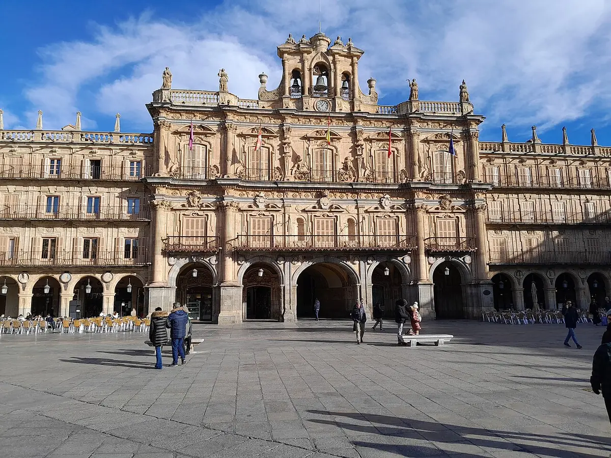 La Plaza Mayor de Salamanque et la façade de l’hôtel de ville sous un ciel bleu