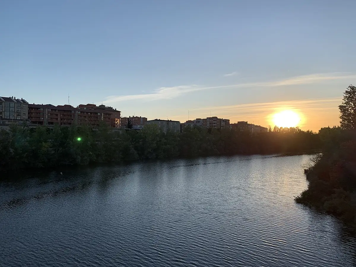Le Tormes à Salamanque au coucher du soleil, immeubles sur la rive