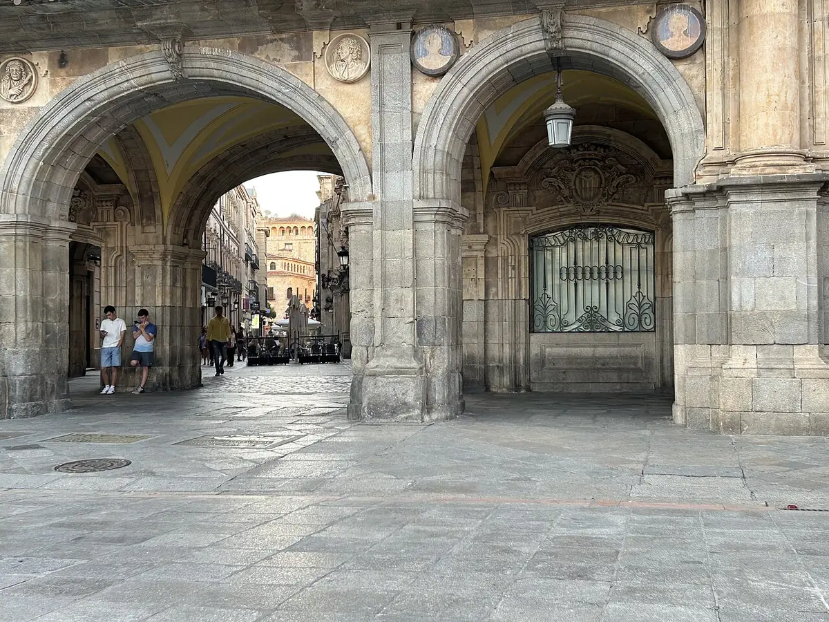 Arcades en pierre de la Plaza Mayor de Salamanque ouvrant sur une rue