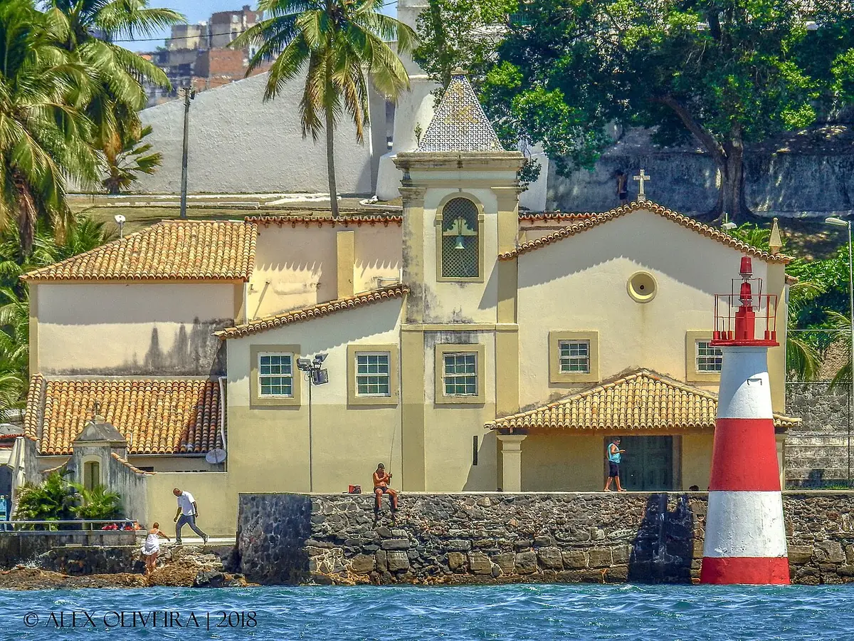 L’église de Monte Serrat et son phare rayé rouge et blanc au bord de la baie de Salvador