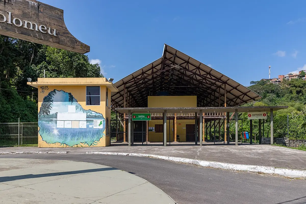 Le pavillon d’accueil du Parque São Bartolomeu, entouré de végétation à Salvador