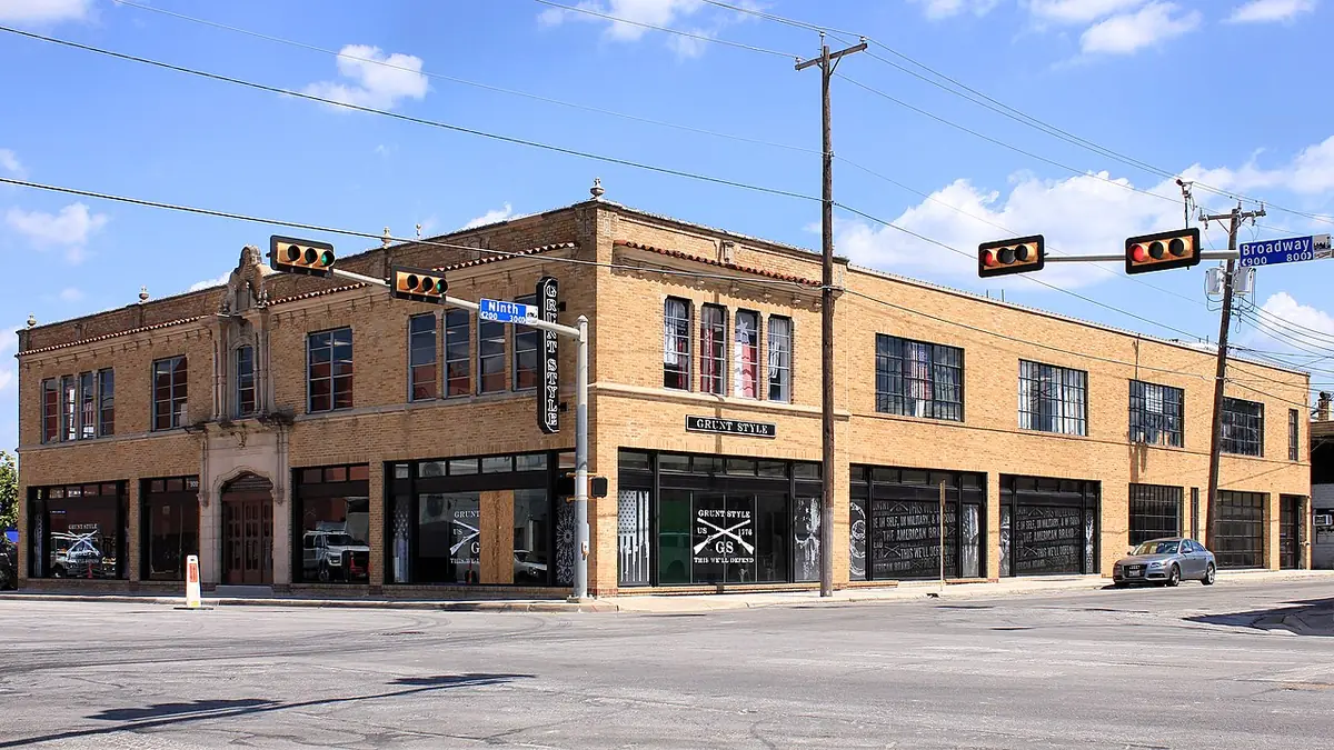 L’ancien bâtiment de la Poe Motor Company à l’angle d’une rue de San Antonio