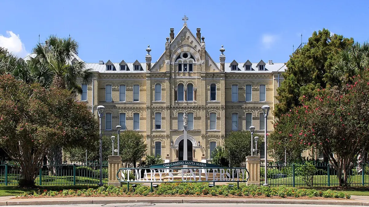 Le bâtiment principal néogothique de l’université St. Mary’s, entouré d’arbres