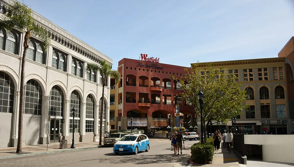Des bâtiments historiques du Gaslamp Quarter à San Diego, palmiers et voitures le long de la rue