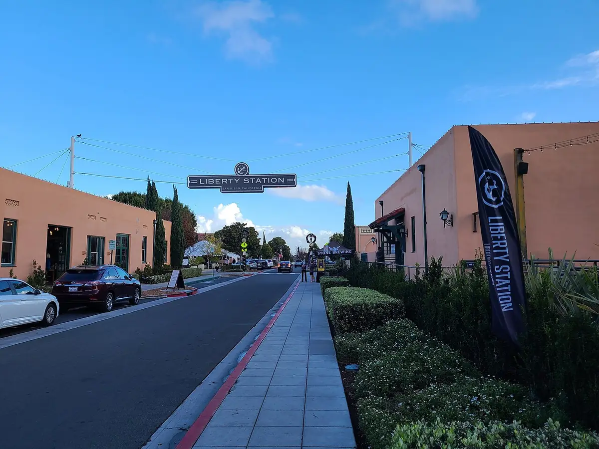 Une rue commerçante bordée de palmiers à Liberty Station, San Diego