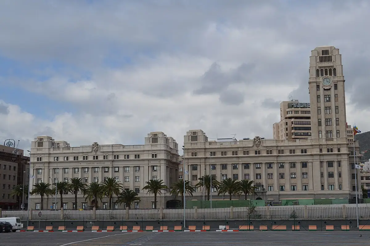 Le palais du Cabildo de Tenerife et sa tour, vus depuis le port de Santa Cruz