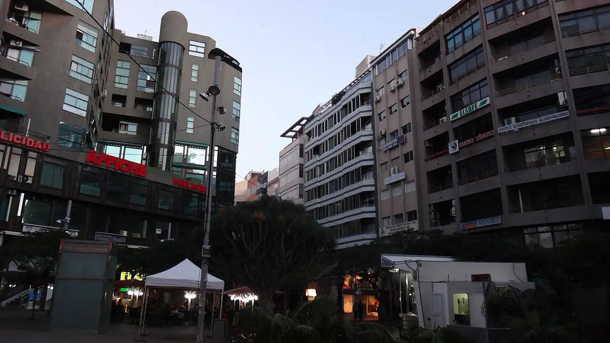 Rue piétonne de Santa Cruz de Tenerife bordée de hauts immeubles d’habitation