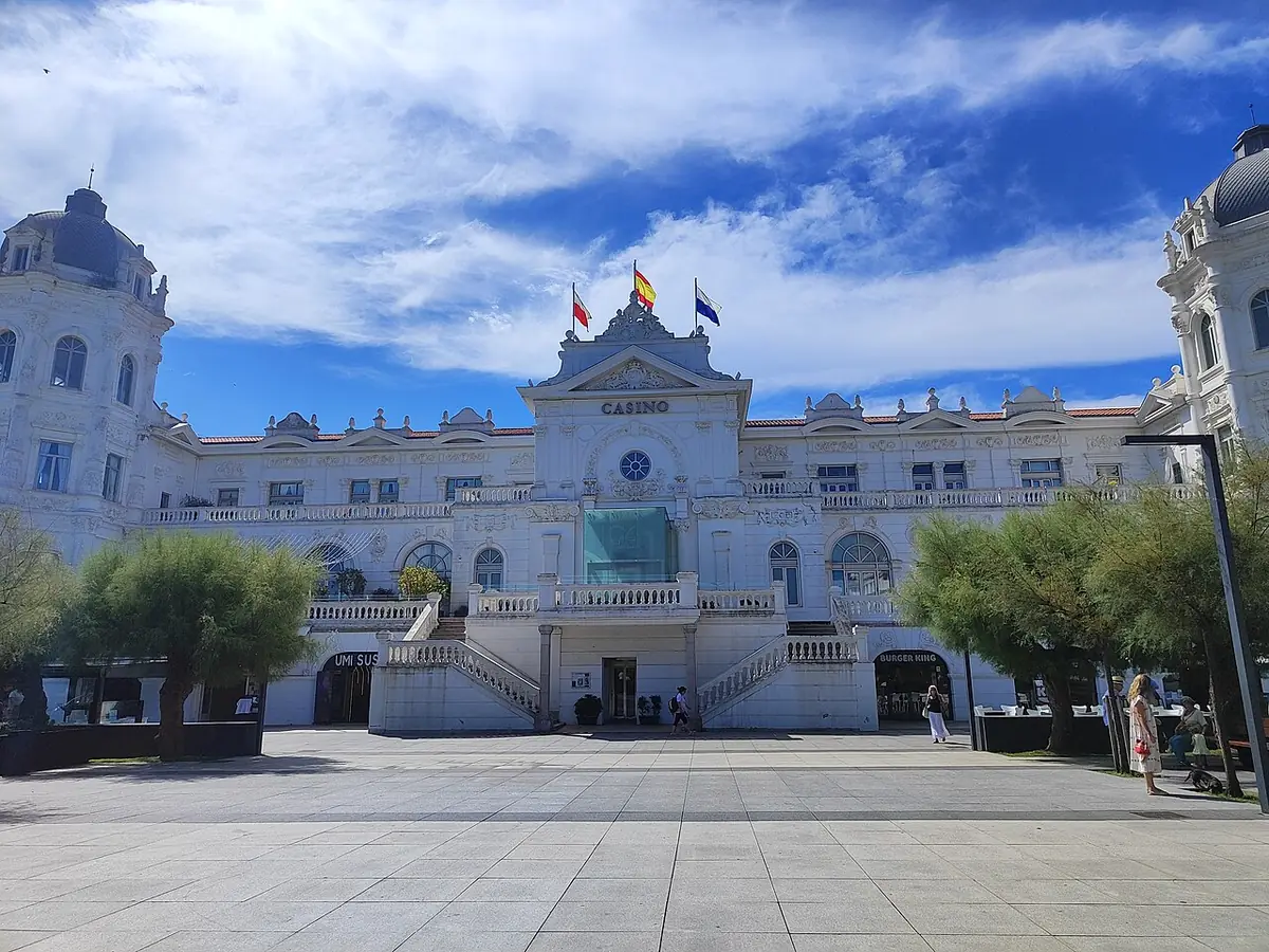 Le Gran Casino du Sardinero à Santander et son esplanade sous un ciel bleu