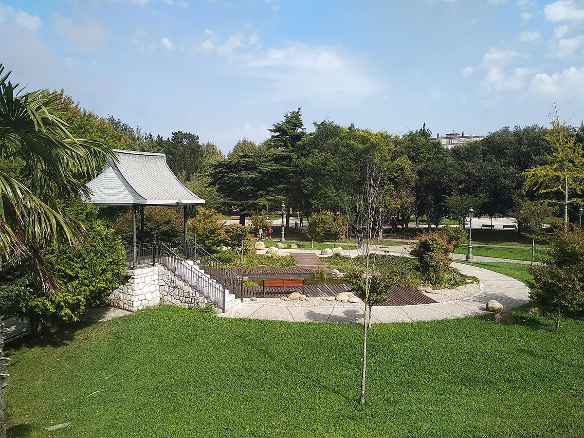 Pelouses, allées et kiosque du parc de La Marga à Santander