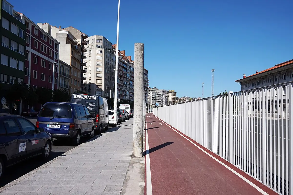 Trottoir, piste cyclable rouge et immeubles le long d’une rue de Santander