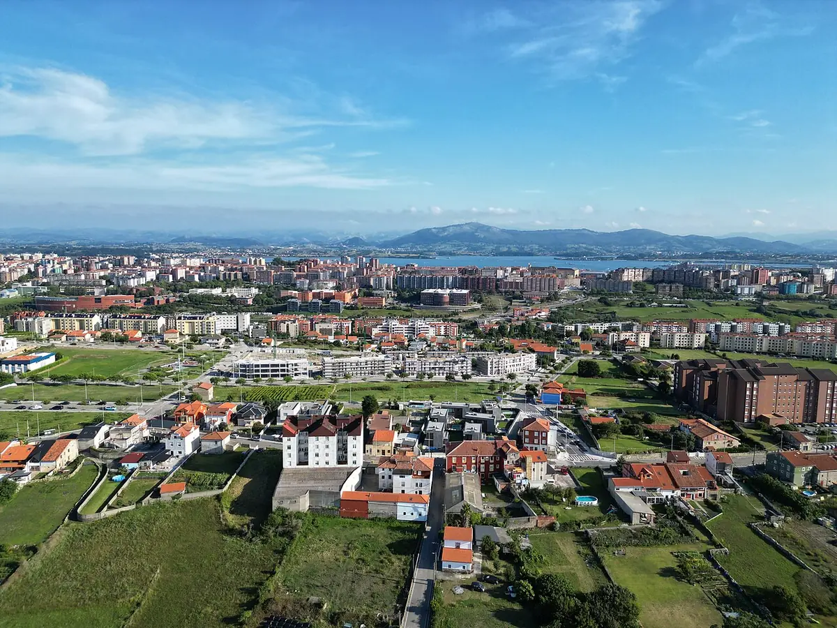 Vue aérienne de La Pereda à Santander, maisons et immeubles jusqu’à la baie et les montagnes