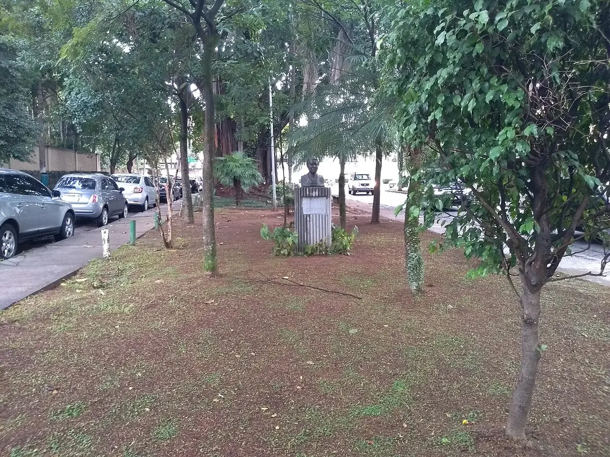 Un square arboré avec le monument Carlota Pereira Queiroz