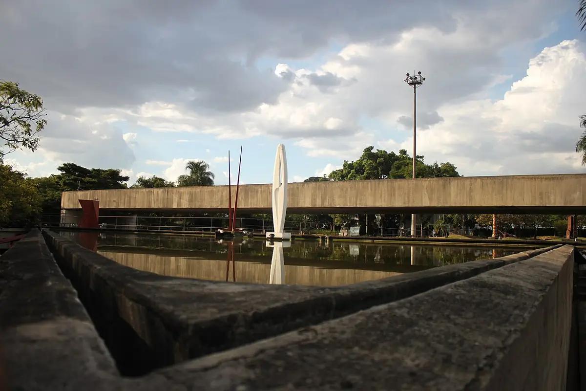 Le bassin du Museu Brasileiro da Escultura, architecture de béton et eau