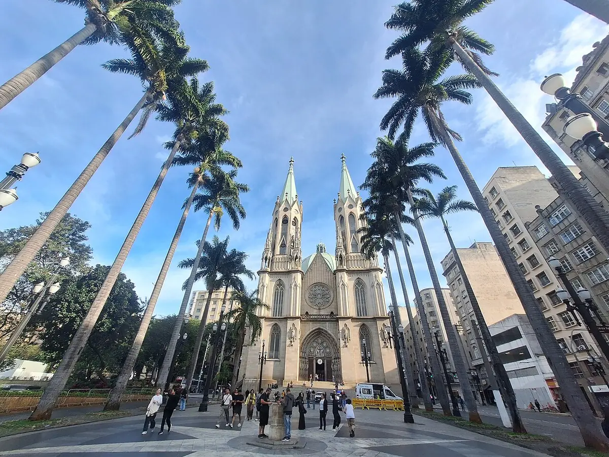 La cathédrale de la Sé et son allée de palmiers, à São Paulo