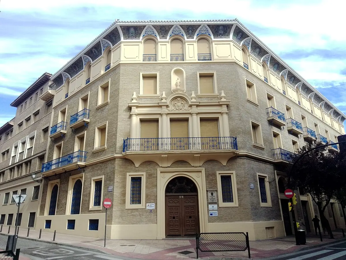 Façade d’angle ornée du collège San Vicente de Paúl à Saragosse, avec balcons