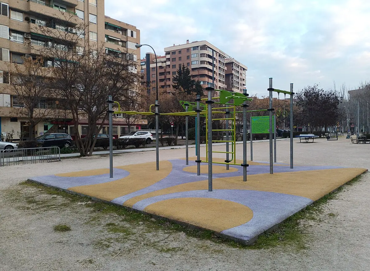 Agrès de sport en plein air sur une place de Saragosse, devant des immeubles