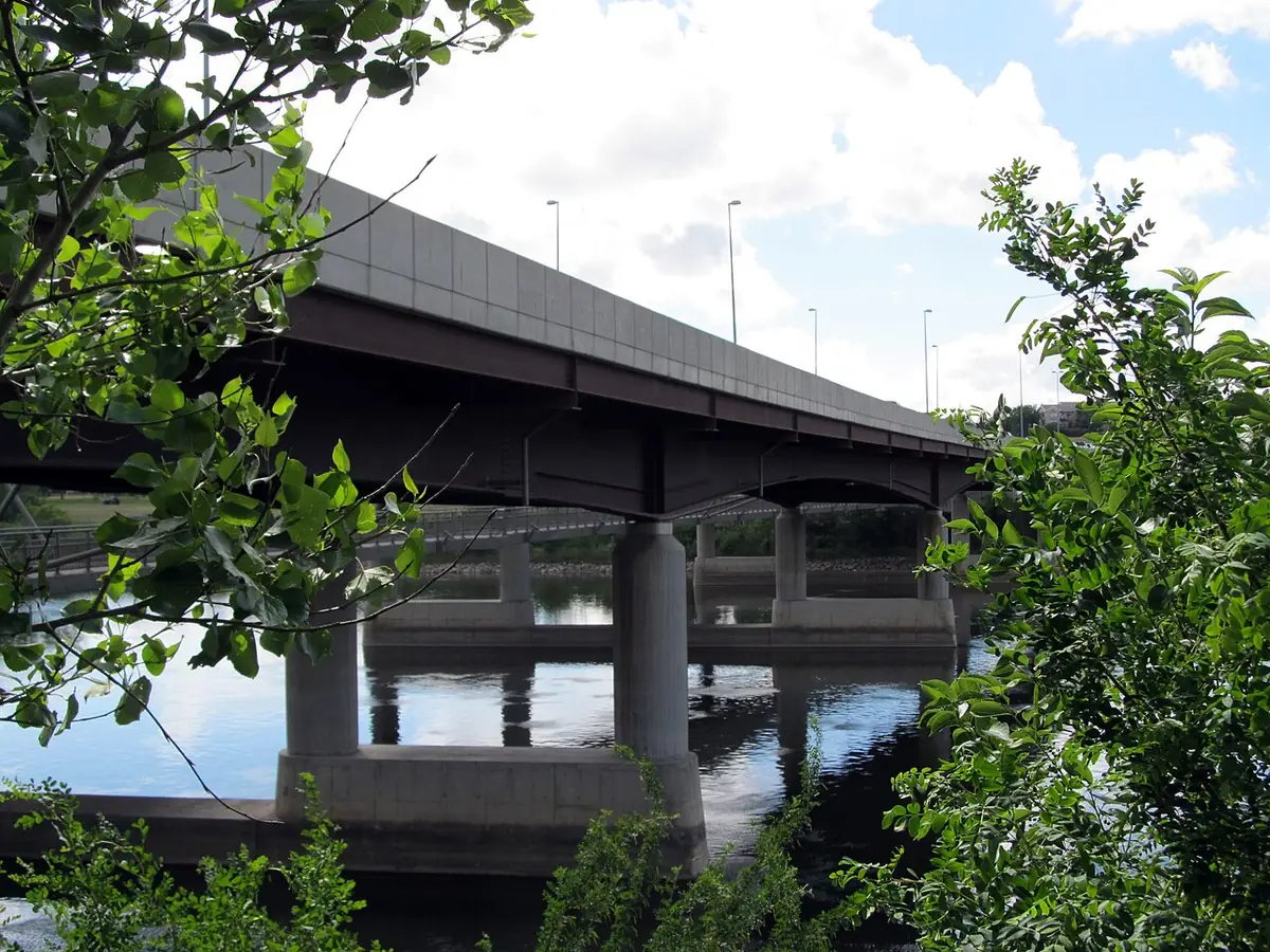 Le pont Circle Drive au-dessus de la rivière Saskatchewan Sud, encadré de feuillage