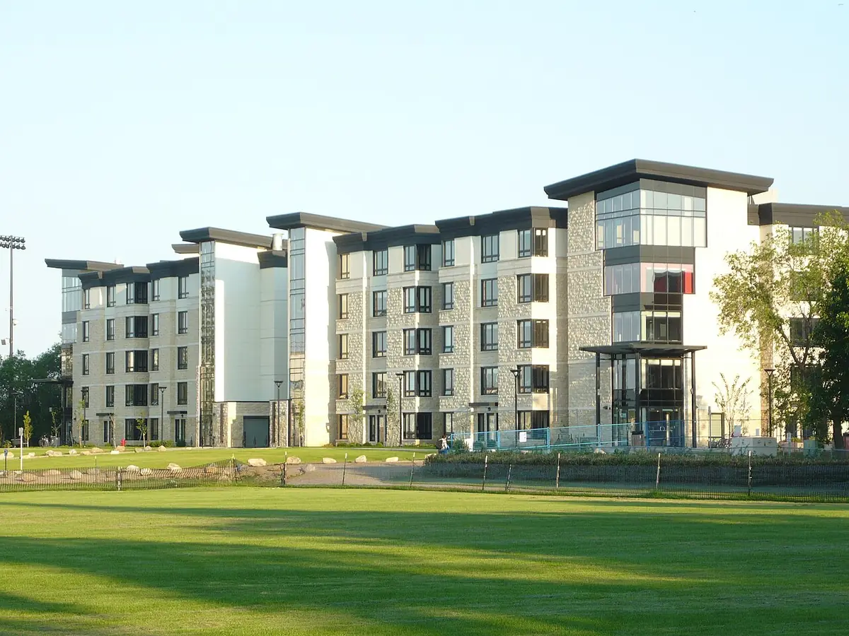 Immeubles modernes du College Quarter de l’Université de la Saskatchewan devant une pelouse